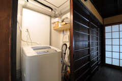 洗濯機は引き戸の裏に収まっています。(2011-02-23,共用部,LAUNDRY,1F)