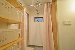 脱衣室の様子。シャワールームが2室、バスルームが1室あり、脱衣室はカーテンで仕切られています。(2015-05-18,共用部,BATH,1F)