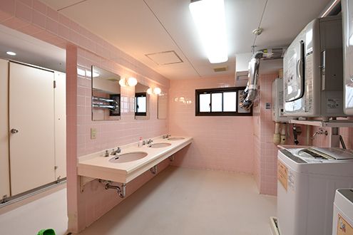 ランドリールームの様子。洗面台の裏手がトイレです。