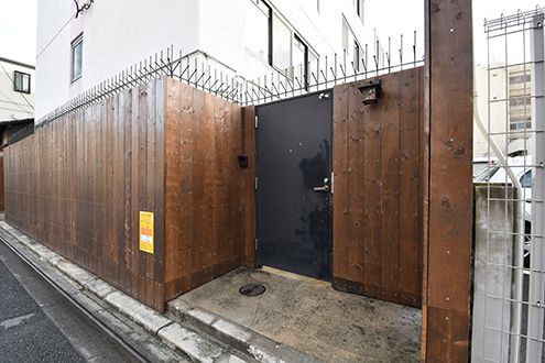 自転車置き場の入り口。