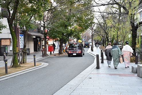 木屋町通は雰囲気があります。春は桜の名所でもあります。