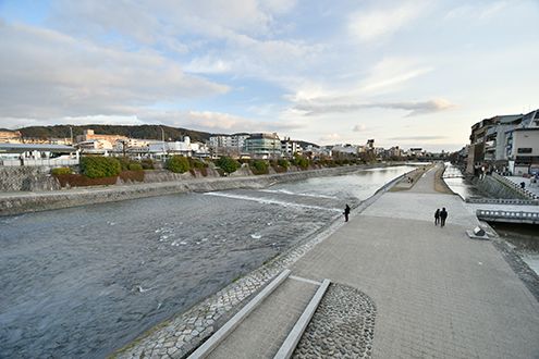 鴨川までは徒歩8分ほどの距離。