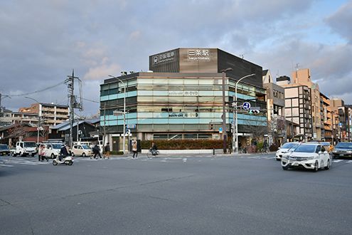 各線・三条駅の様子。