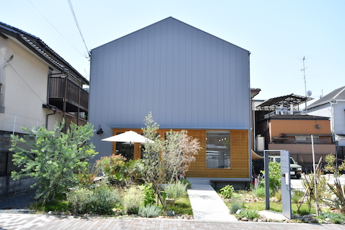 シェアハウスの外観。三角屋根が特徴的です。裏手にシェアハウスの入り口があります。(2017-01-17,共用部,OUTLOOK,1F)