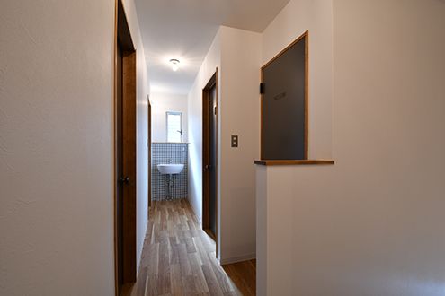 廊下の様子。階段を挟んで左右にシャワールームとトイレがあります。(2017-01-17,共用部,OTHER,2F)
