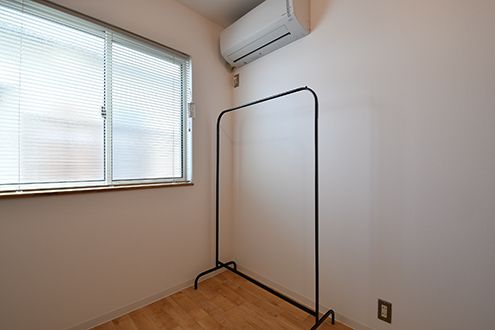 各部屋にハンガーポールが設置されています。（201号室）(2017-01-17,専有部,ROOM,2F)