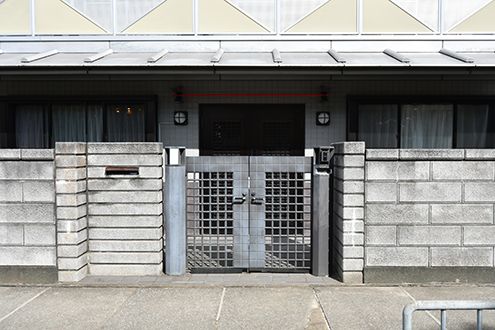 シェアハウスの門扉。カメラ付きのインターホンが設置されています。(2016-10-12,周辺環境,ENTRANCE,1F)