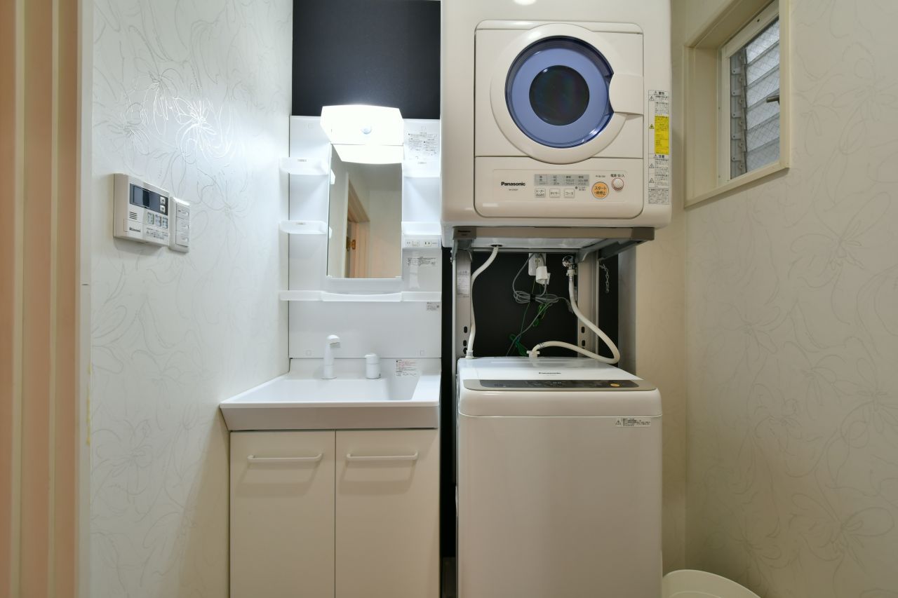 洗面台と洗濯機の様子。(2017-03-07,共用部,LAUNDRY,2F)