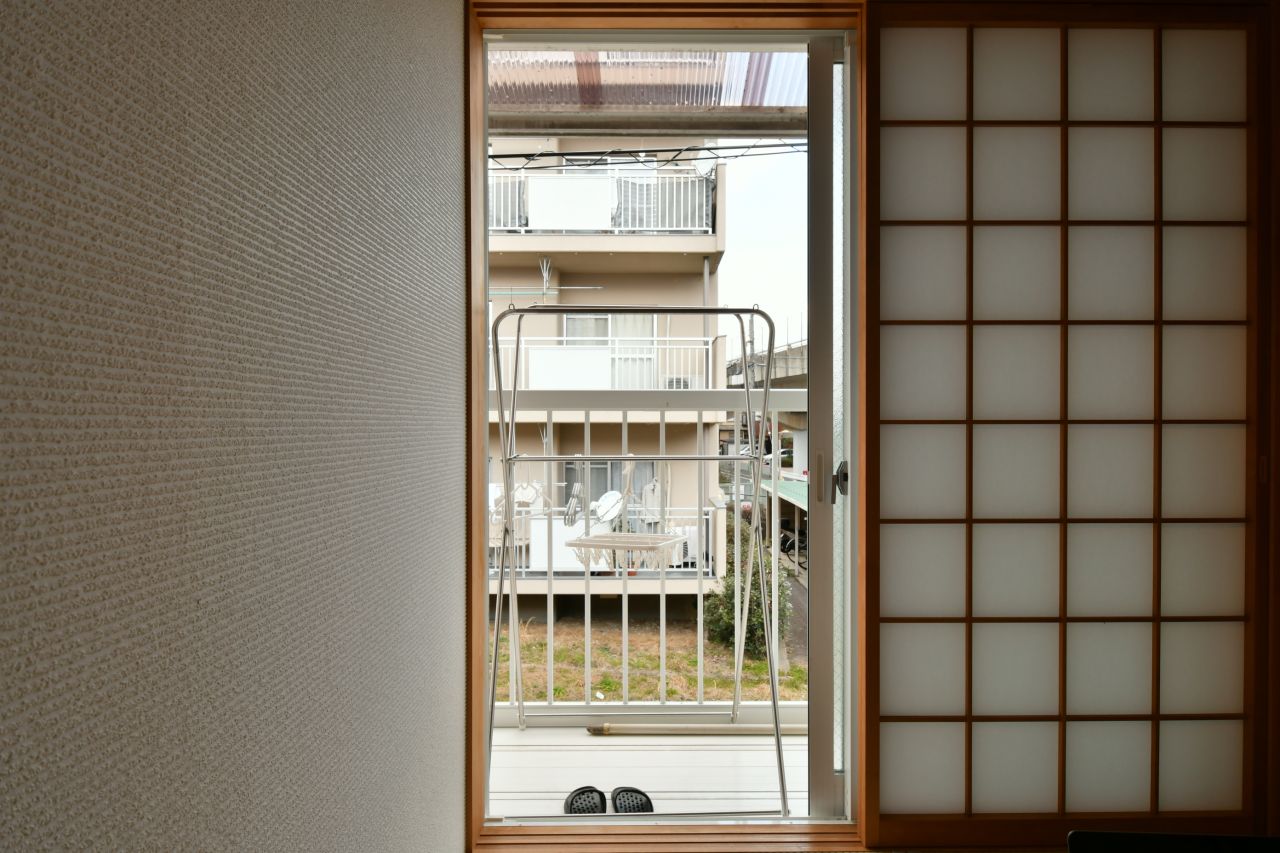 ベランダの様子。窓の外は抜けが良いです。（201号室）(2017-03-07,専有部,ROOM,2F)