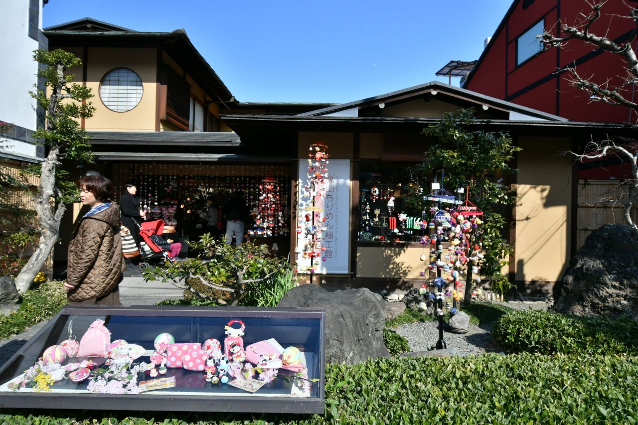 観光地として有名な嵐山駅が徒歩5分。飲食店やお土産屋さんが並んでいます。(2017-03-07,共用部,ENVIRONMENT,1F)
