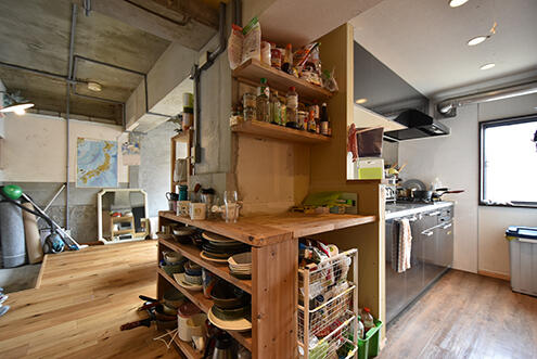 オリジナルで作った棚には、食器や調味料が収納されています。|3F キッチン