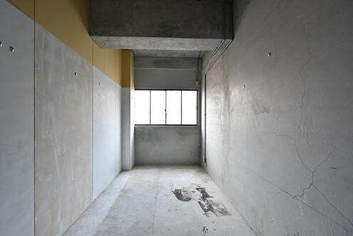 専有部の様子。全部屋DIYが可能で、壁の塗装等だけでなく床も自由に改装できます。（203号室）|3F 部屋