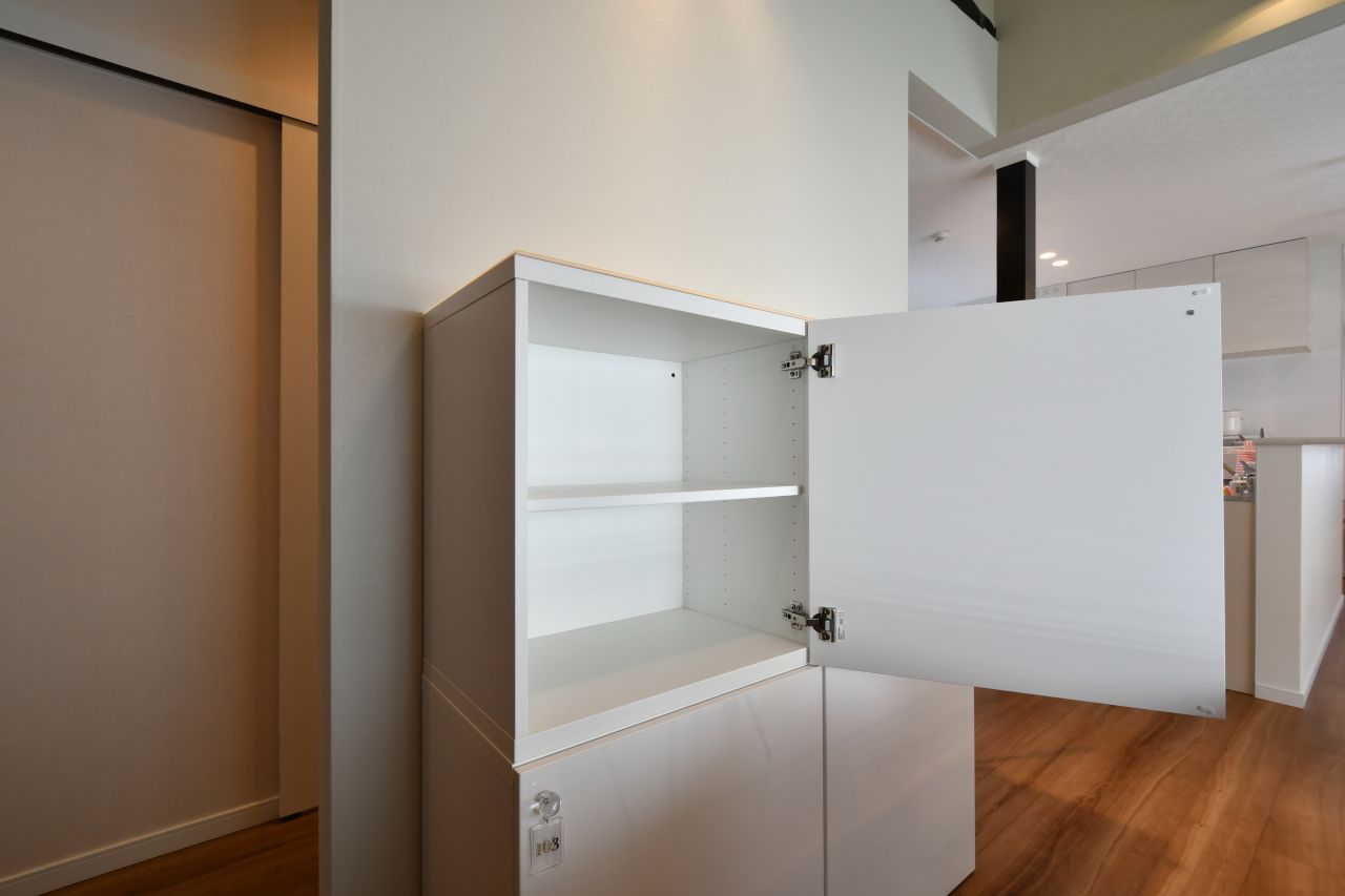 収納棚の様子。部屋ごとに扉1枚分使えます。(2022-03-10,共用部,LIVINGROOM,2F)
