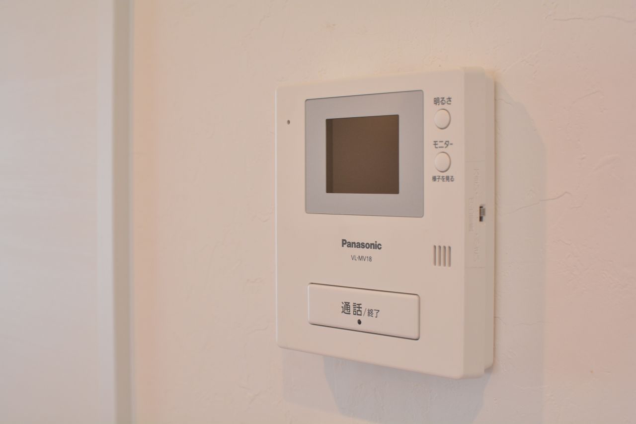 カメラ付きインターホンのモニター。(2022-03-10,共用部,LIVINGROOM,2F)