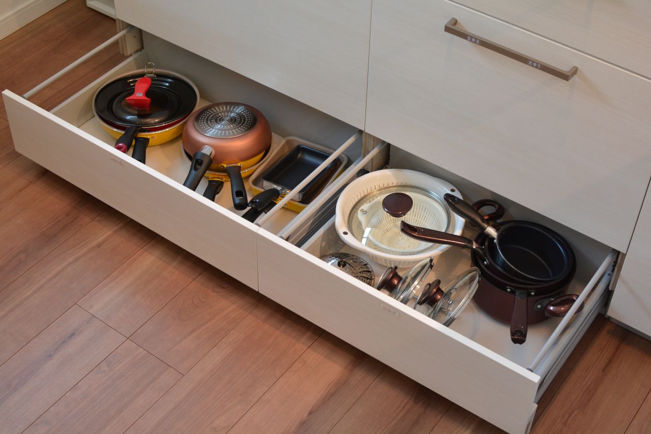 フライパンや鍋類は引き出しに収納されています。(2022-03-10,共用部,KITCHEN,2F)
