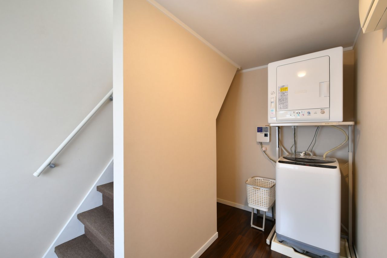 ランドリールームの様子。自転車置き場からもアクセスできます。(2022-03-10,共用部,LAUNDRY,1F)