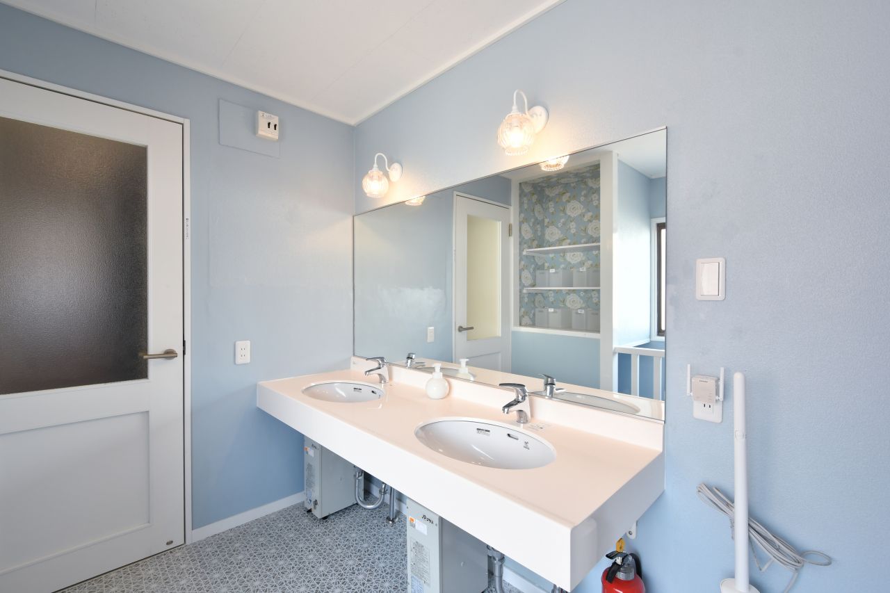 廊下に設置された洗面台。(2022-03-10,共用部,WASHSTAND,2F)
