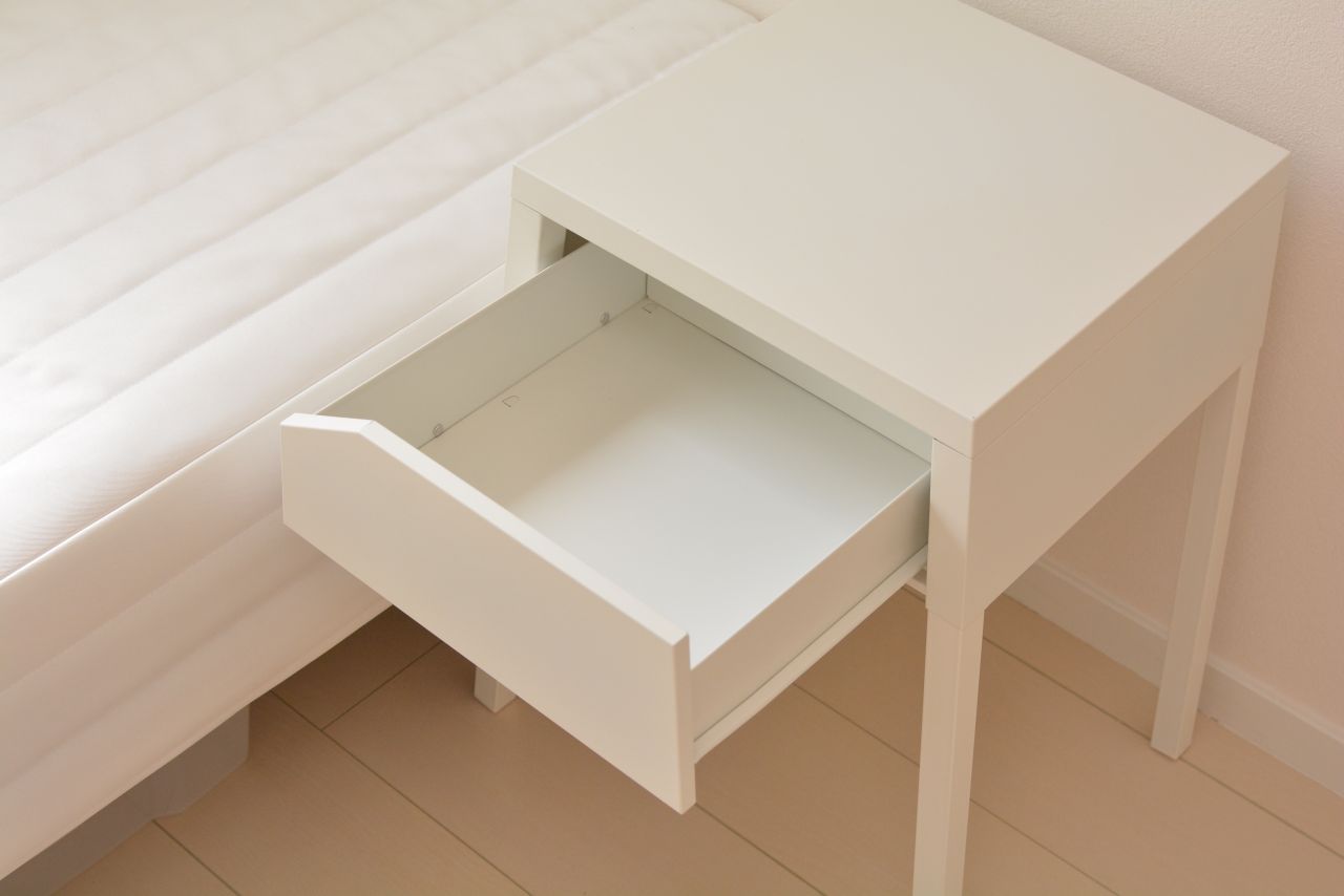 サイドテーブルは引き出し付き。（204号室）(2022-03-10,専有部,ROOM,2F)