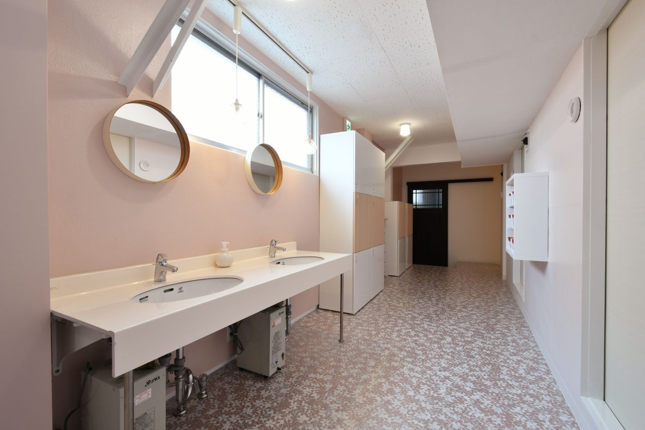 廊下に設置された洗面台。(2022-03-10,共用部,WASHSTAND,1F)