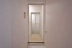 小さな廊下の突き当たりにシャワールームがあります。(2022-03-10,共用部,OTHER,1F)
