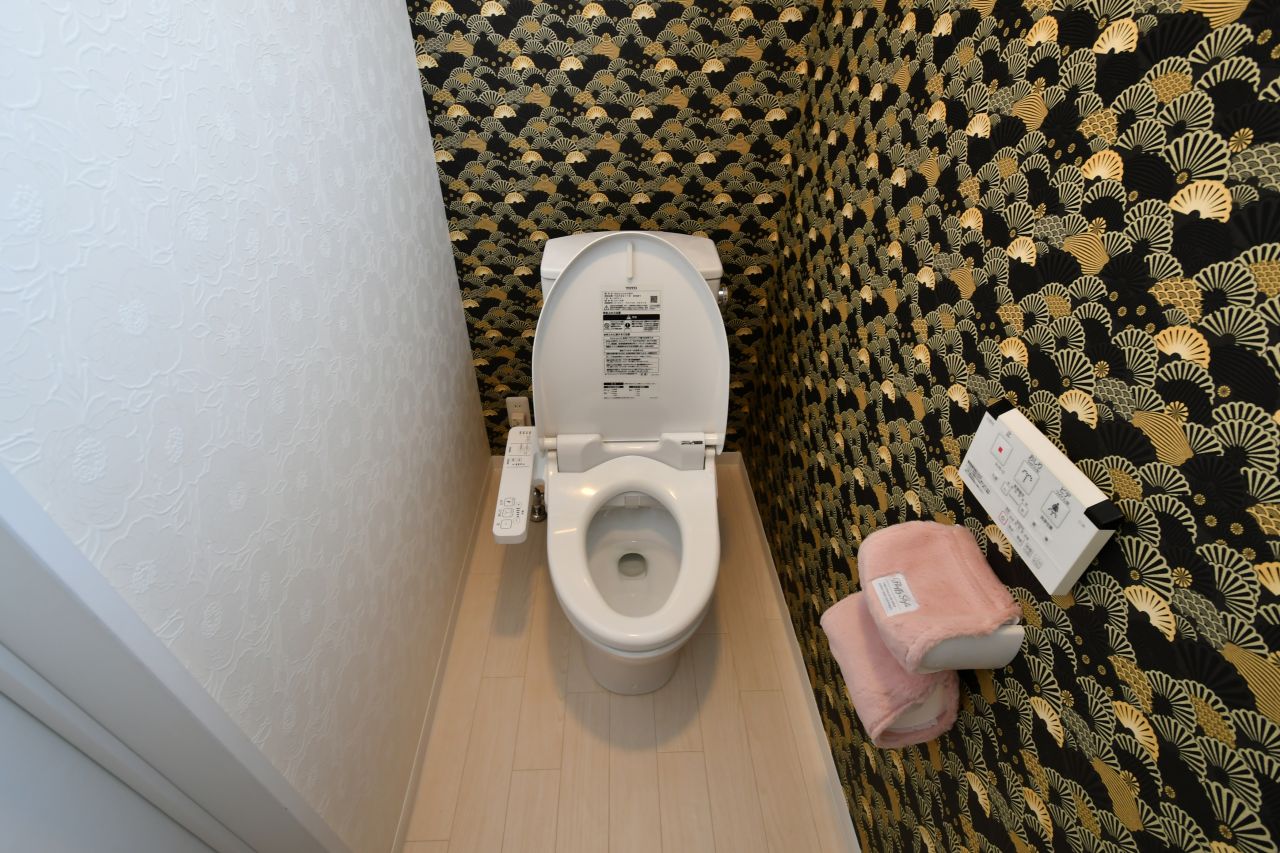 ウォシュレット付きトイレの様子。着物を思わせる、迫力ある壁紙です。(2022-03-10,共用部,TOILET,1F)