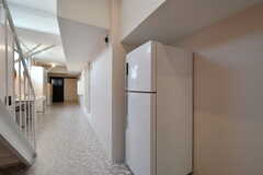 廊下には共用の冷蔵庫が設置されています。(2022-03-10,共用部,OTHER,1F)