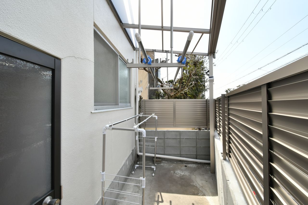 物干しスペースの様子。屋根付きです。(2022-03-10,共用部,OTHER,1F)