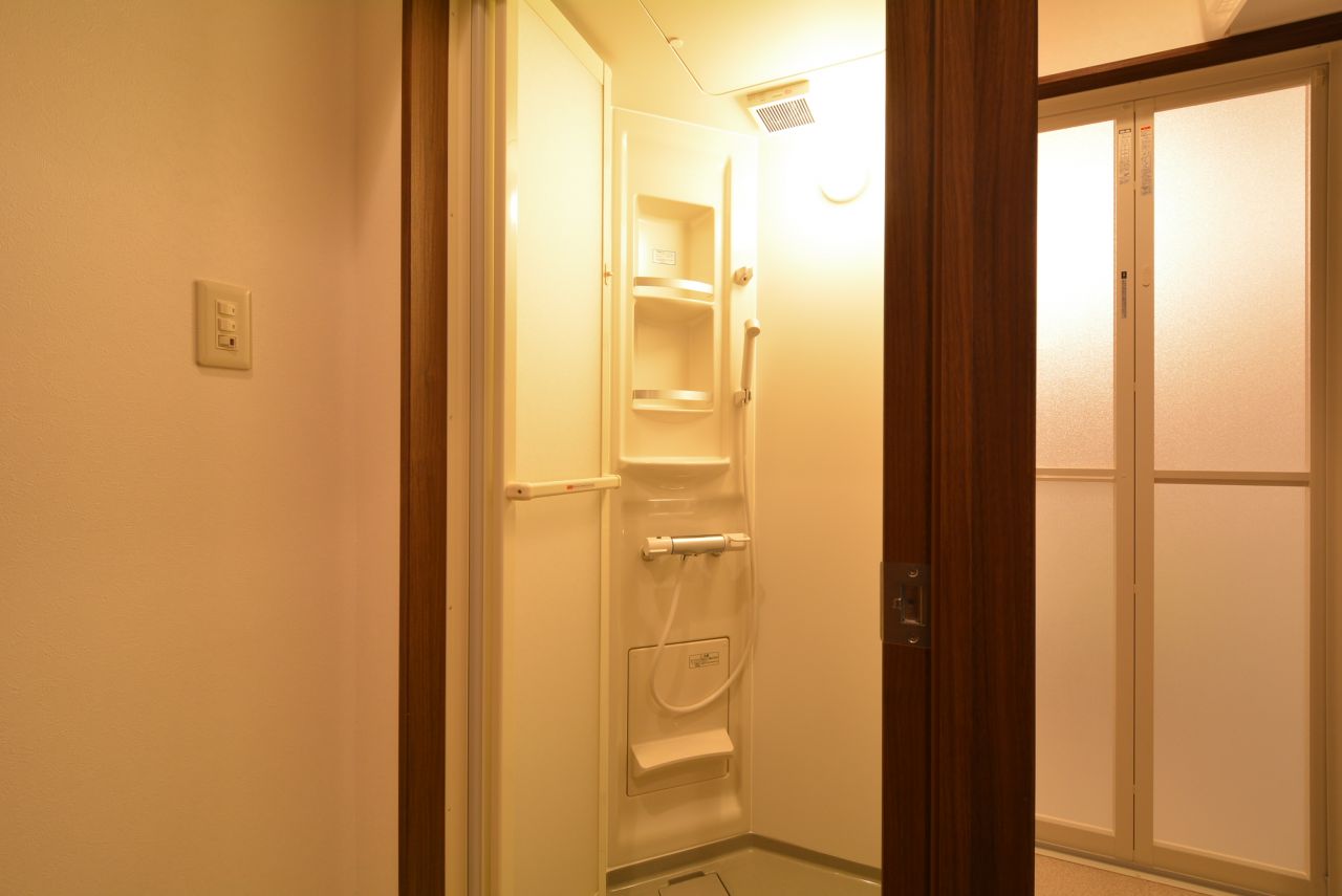 シャワールームの様子。(2015-10-13,共用部,BATH,1F)