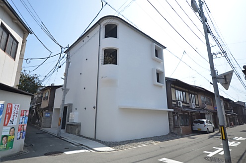 シェアハウスの外観。不思議な雰囲気の建物です。(2015-03-17,共用部,OUTLOOK,1F)