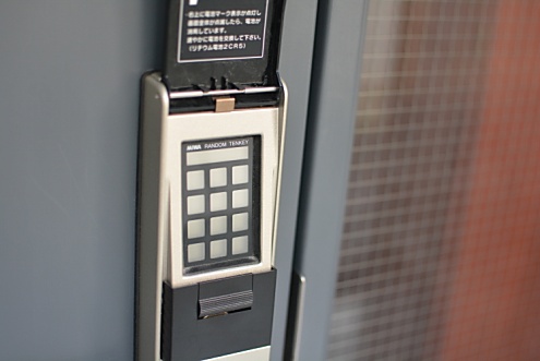 玄関の鍵はナンバー式。(2015-03-17,周辺環境,ENTRANCE,1F)