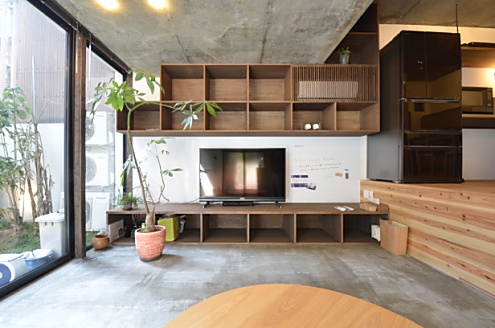共用TVとTVボードの様子。(2015-03-17,共用部,LIVINGROOM,1F)