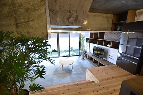 ダイニングからリビングを見下ろすとこんな感じ。(2015-03-17,共用部,LIVINGROOM,1F)