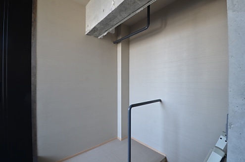 ハンガーポールが取り付けられています。（203号室）(2015-03-17,専有部,ROOM,2F)