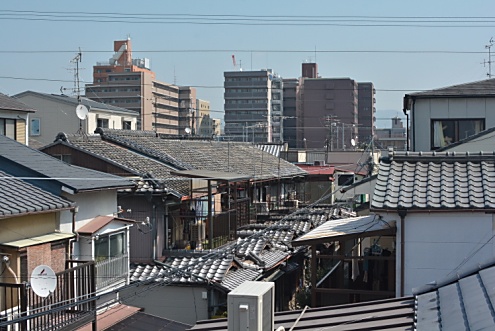 バルコニーからは瓦屋根の町並みが眺められます。(2015-03-17,共用部,OTHER,3F)