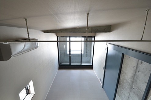 ロフトから見るとこんな感じ。カーテンも取り付けられます。（302号室）(2015-03-17,専有部,ROOM,3F)