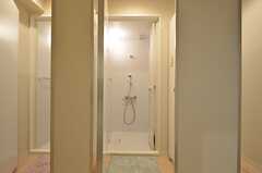 シャワールームの様子2。脱衣室毎に照明が付きます。(2015-11-17,共用部,BATH,1F)