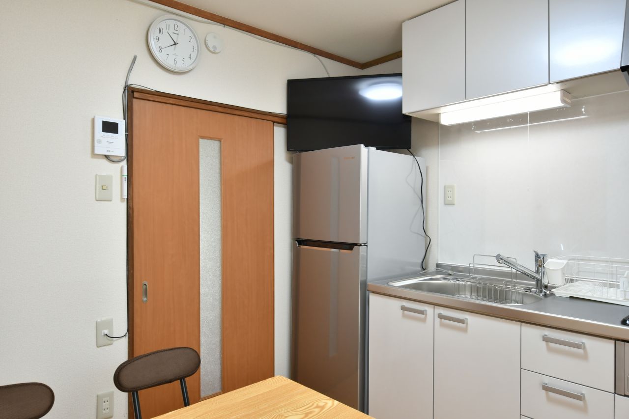 共用TVは冷蔵庫の上に設置されています。(2018-04-10,共用部,TV,1F)