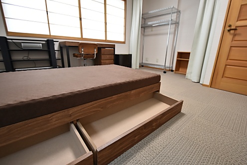 ベッド下には引出し収納があります。（201号室）(2016-04-19,専有部,ROOM,2F)