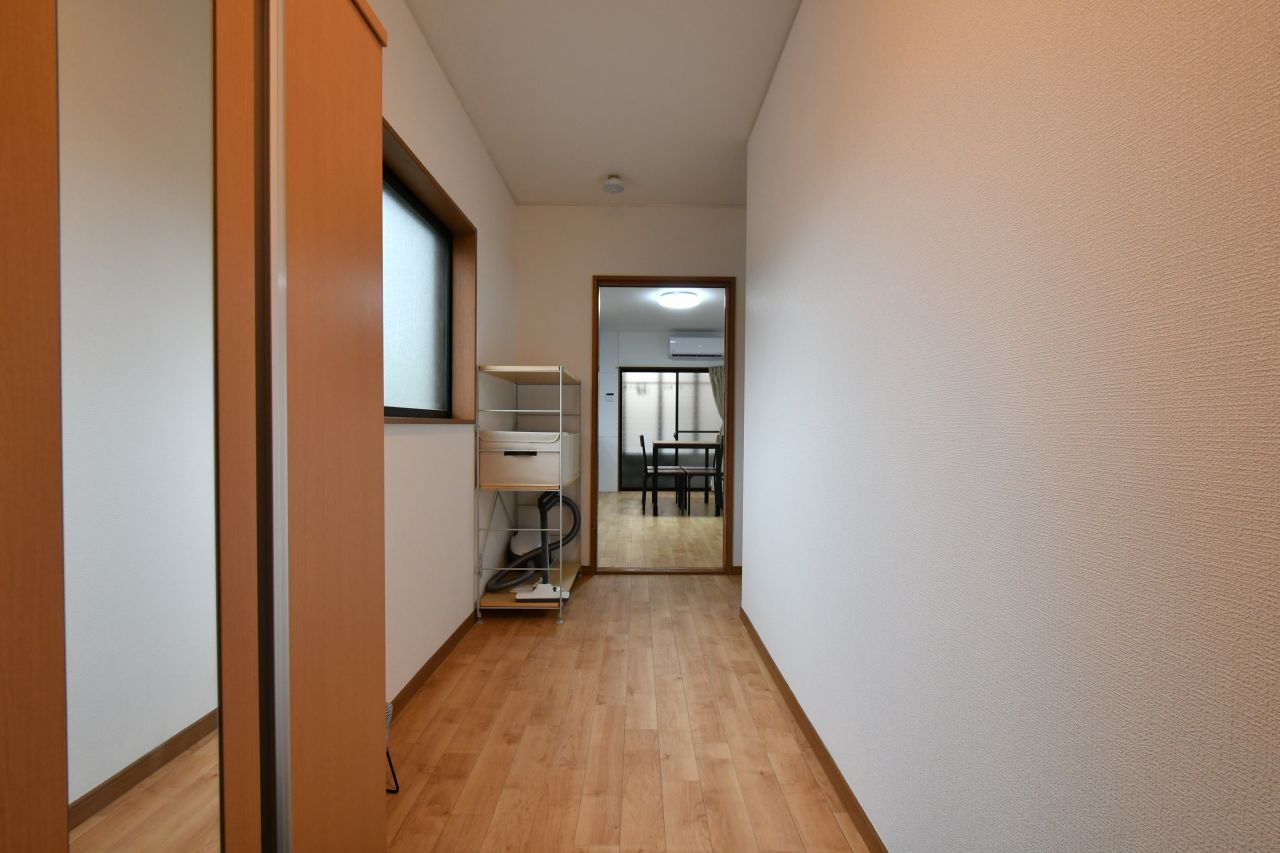 玄関から見た内部の様子。廊下の奥がダイニングです。(2021-07-07,周辺環境,ENTRANCE,1F)