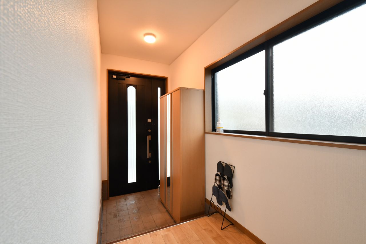 内部から見た玄関周辺の様子。(2021-07-07,周辺環境,ENTRANCE,1F)