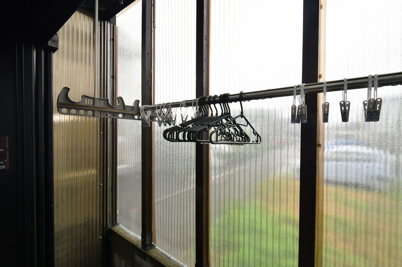 物干し場の様子2。屋根付きです。(2021-07-07,共用部,OTHER,1F)