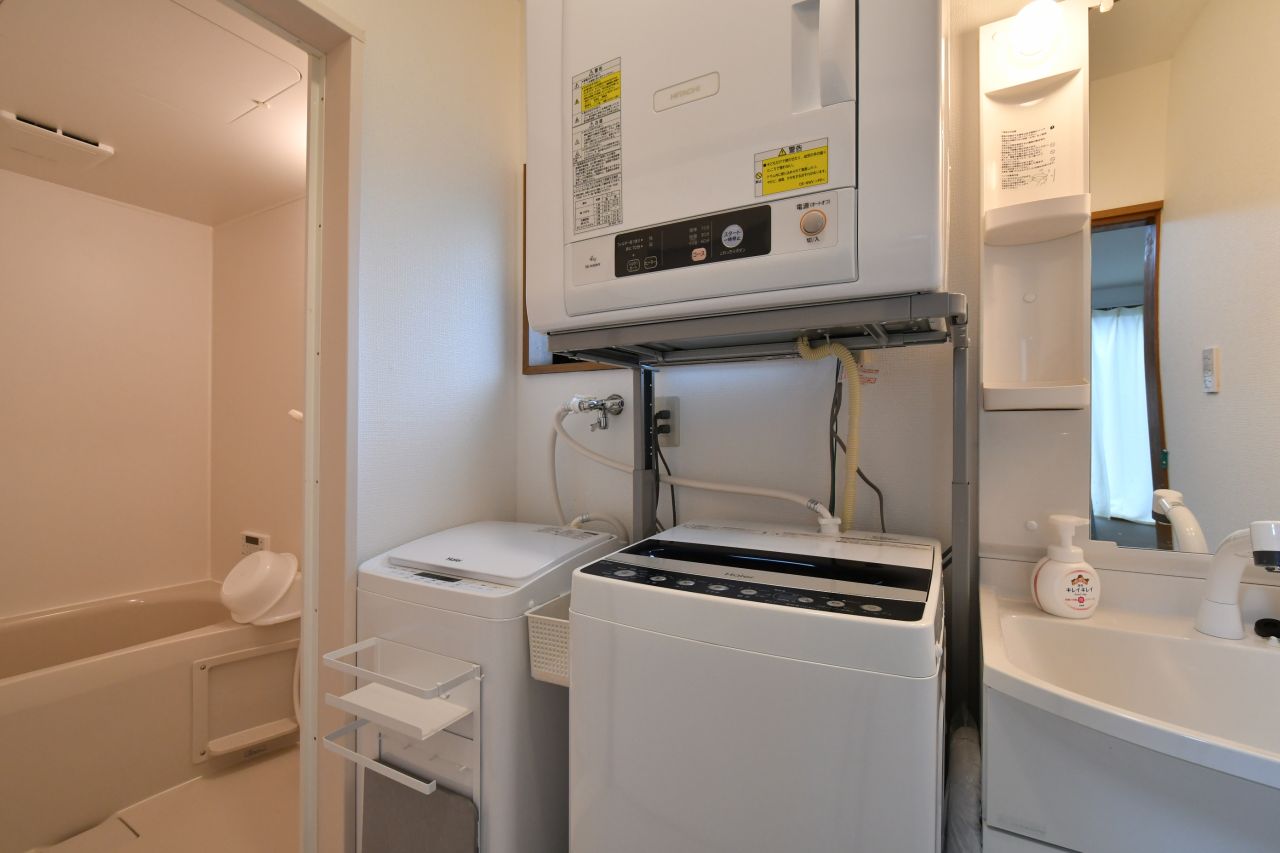 洗濯機と乾燥機の様子。洗濯機は2台あります。(2021-07-07,共用部,WASHSTAND,1F)