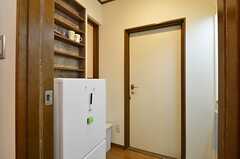 冷蔵庫も設置されています。ドアの先は105号室です。(2014-09-10,共用部,KITCHEN,1F)