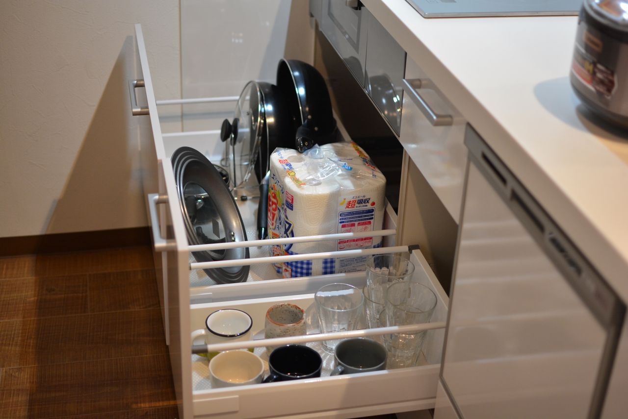 フライパン類や食器は引き出しに収納されています。(2020-01-23,共用部,KITCHEN,2F)