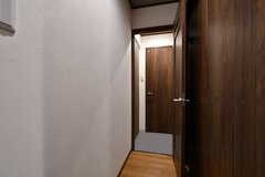 廊下の様子2。突き当たりがトイレ、左手にバスルームがあります。(2020-01-23,共用部,OTHER,1F)