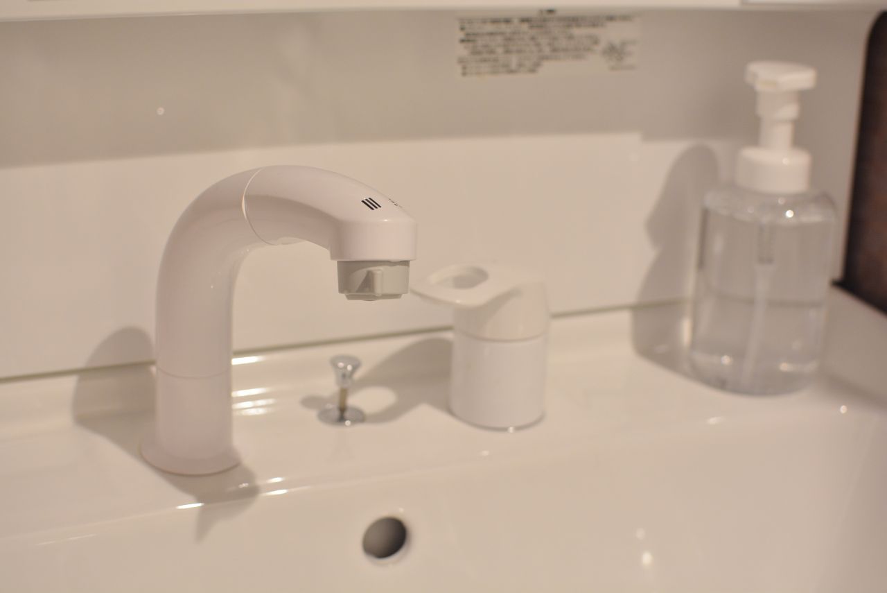洗面台はシャワー水栓付きです。(2020-01-23,共用部,WASHSTAND,1F)