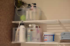 洗濯機の上部にはシャンプー類や洗剤を置いておけます。(2020-01-23,共用部,LAUNDRY,1F)