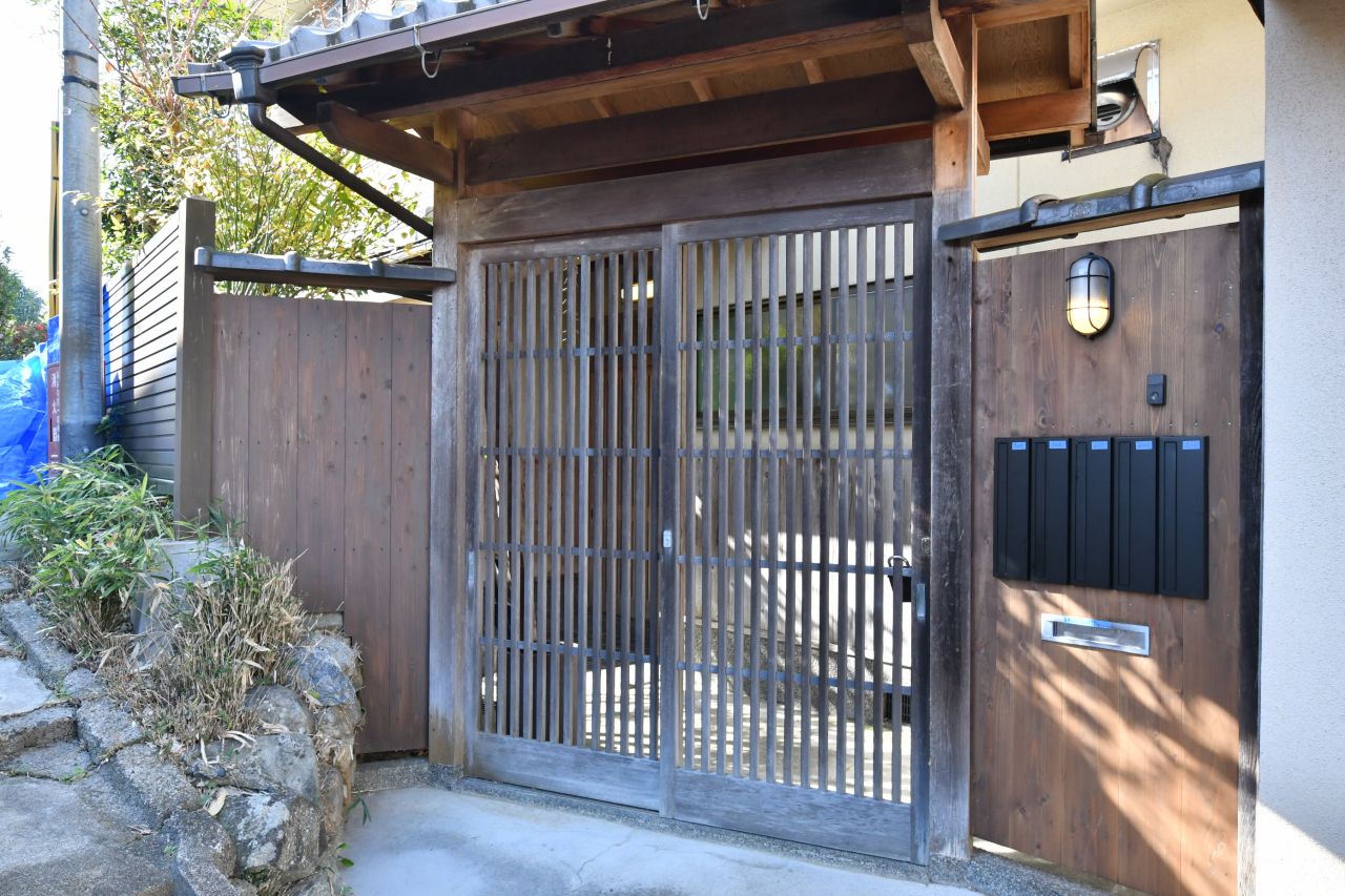 シェアハウスの門扉。(2020-11-26,周辺環境,ENTRANCE,1F)