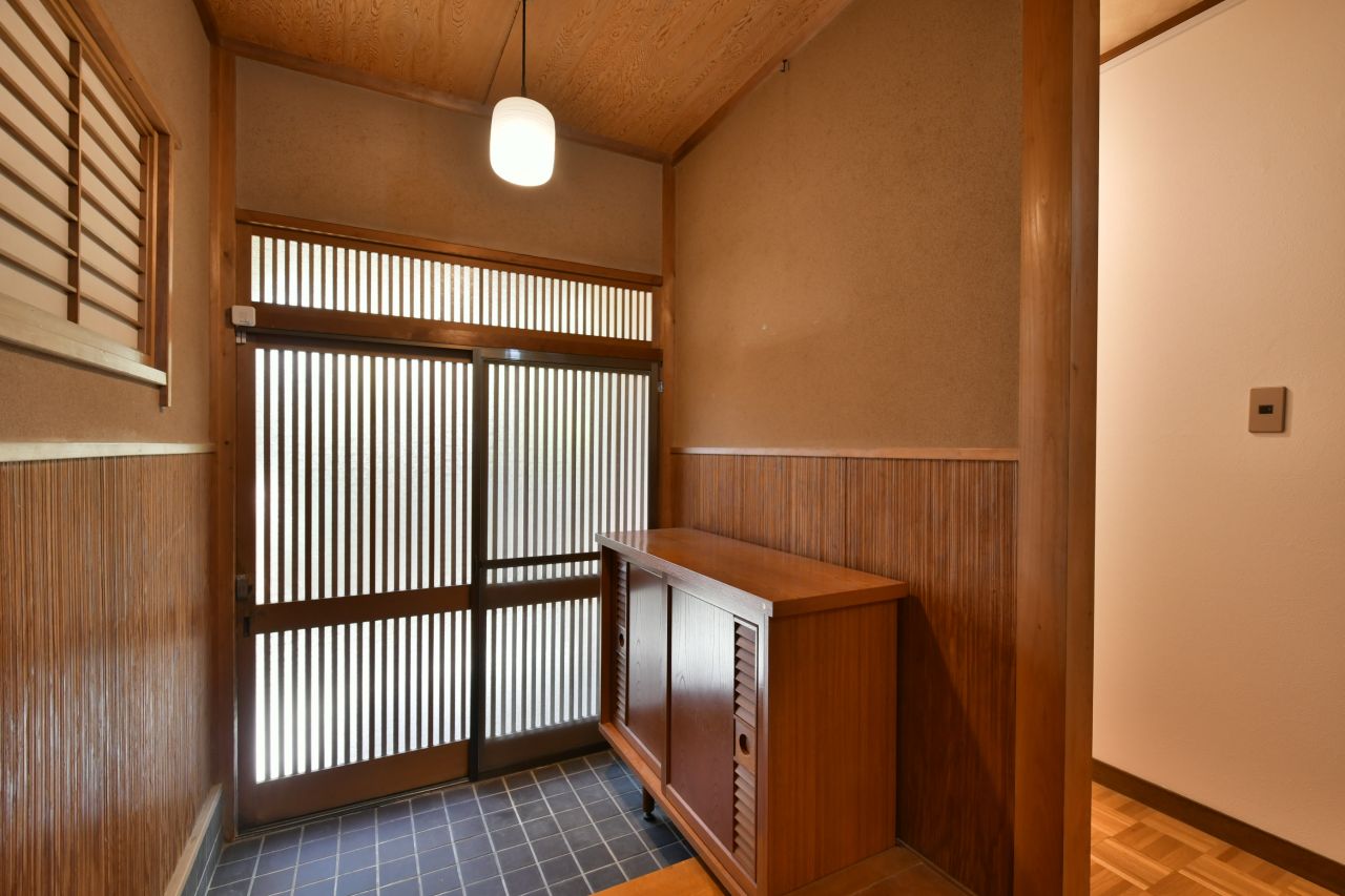 玄関周辺の様子。(2020-11-26,周辺環境,ENTRANCE,1F)