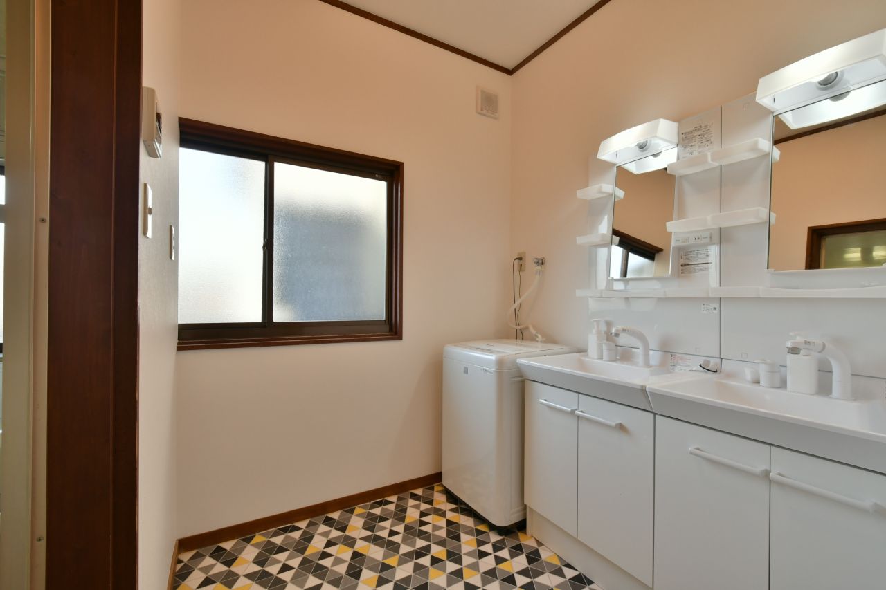 脱衣室に設置された洗濯機と洗面台の様子。(2020-11-26,共用部,WASHSTAND,1F)